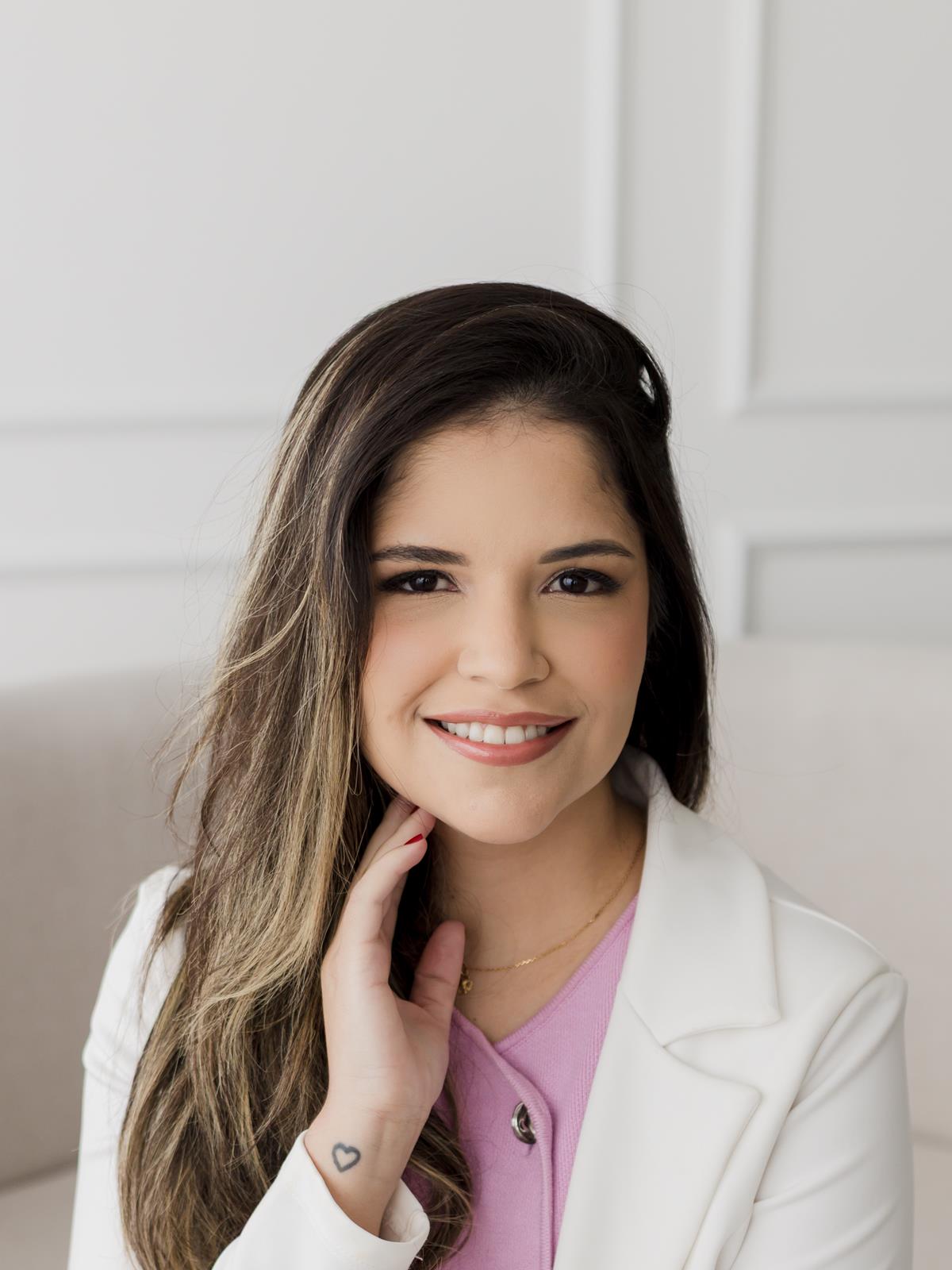 Dra. Laryssa em retrato acolhedor para chamada final